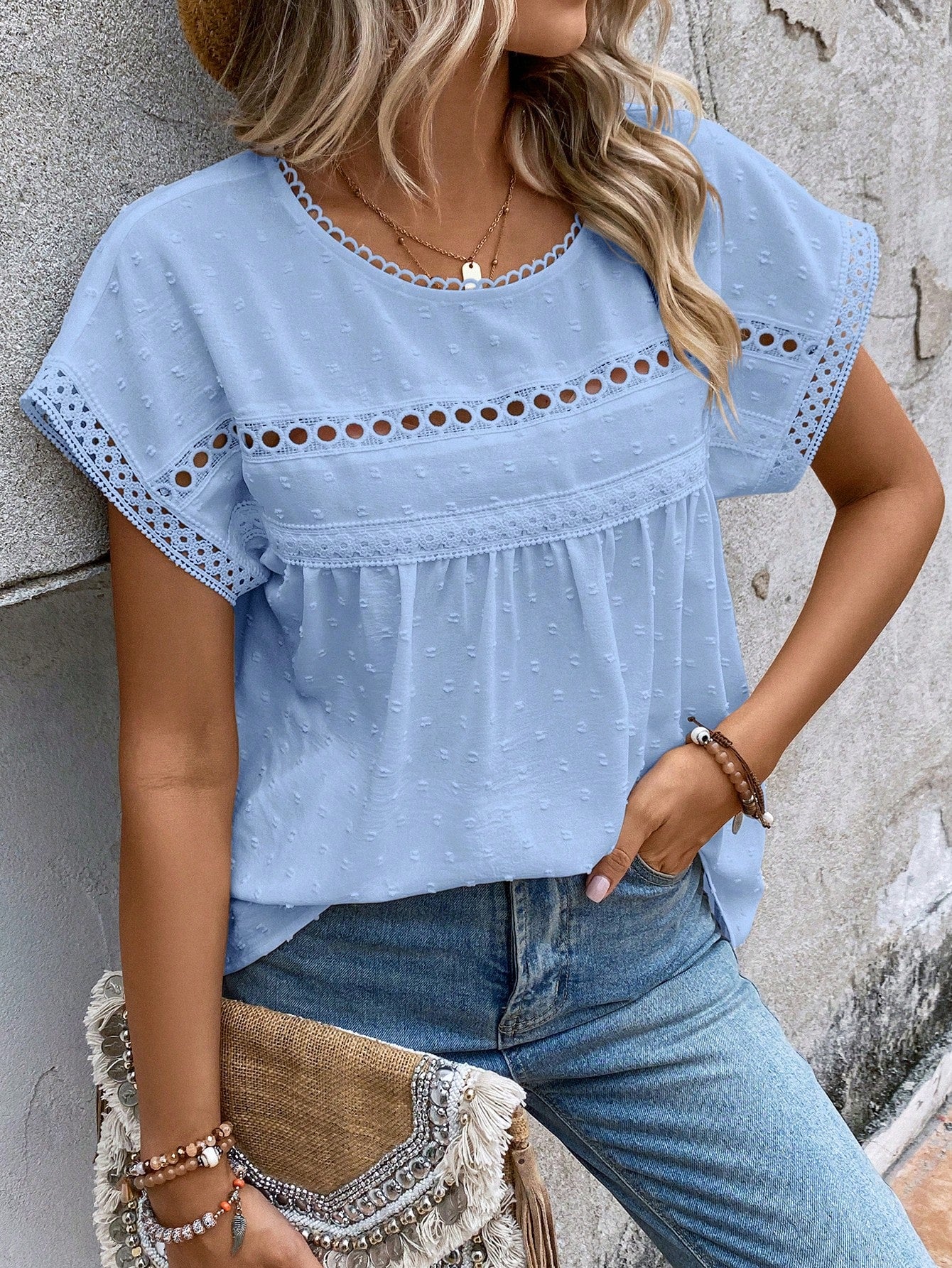 Blusa com Ponto Suíço e Renda