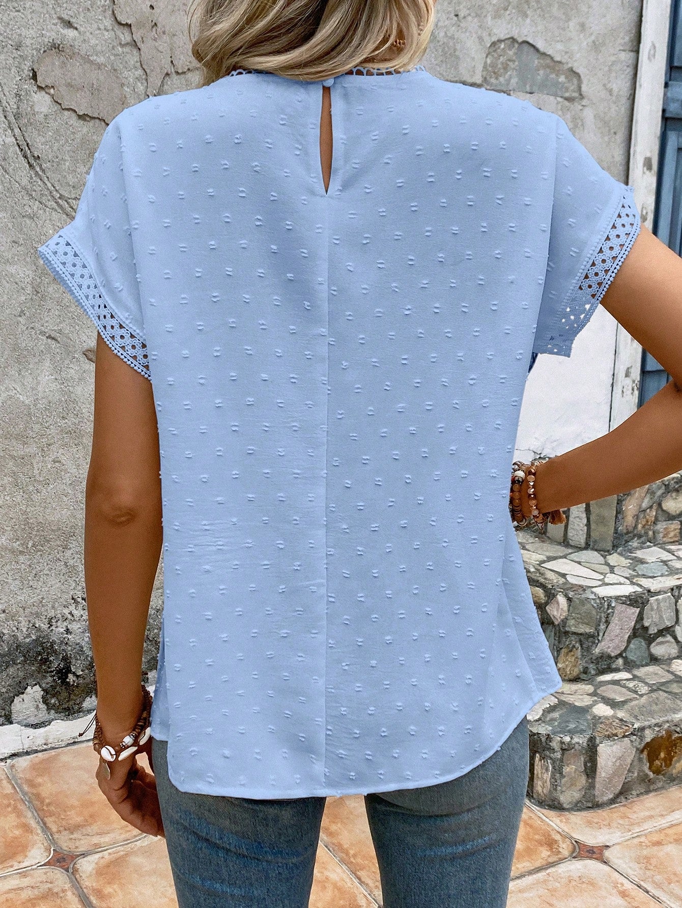 Blusa com Ponto Suíço e Renda