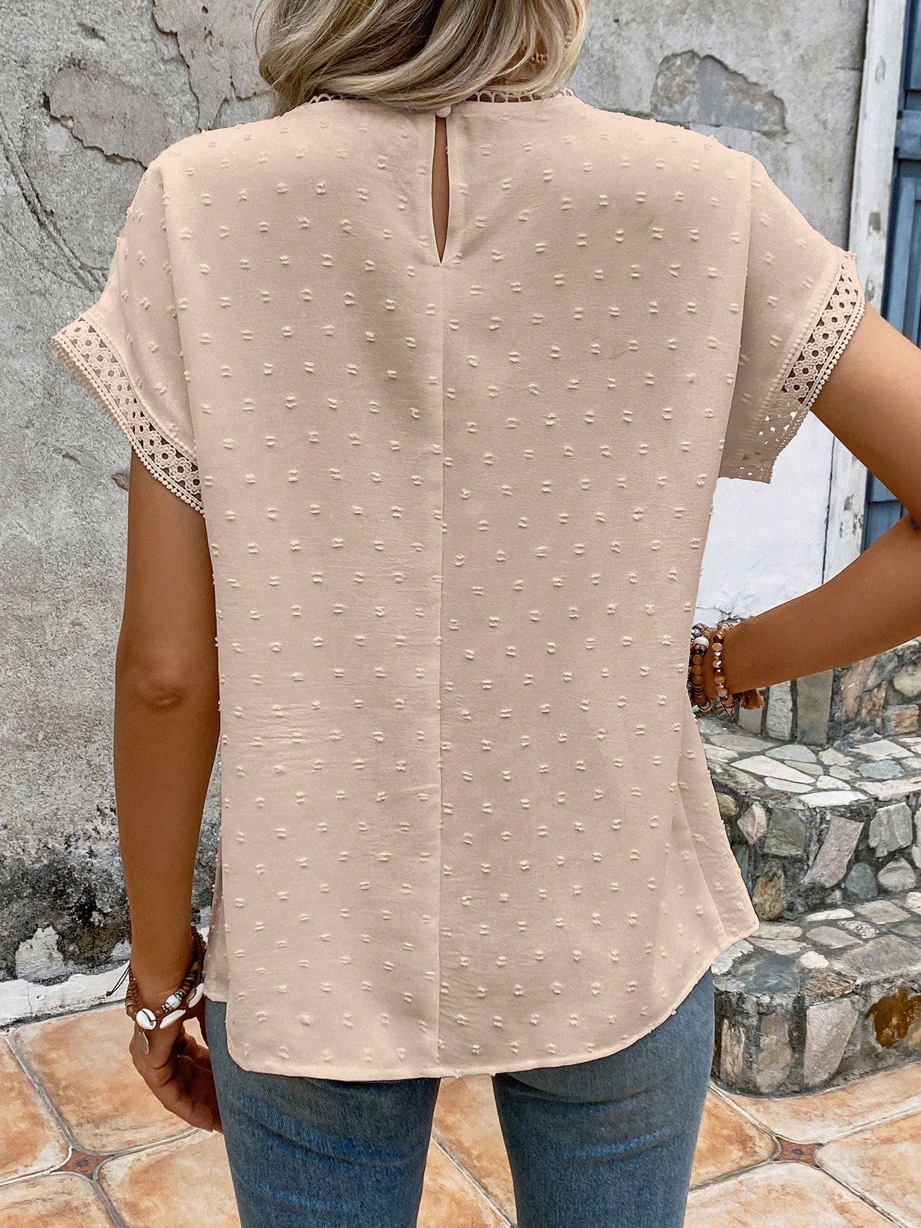 Blusa com Ponto Suíço e Renda