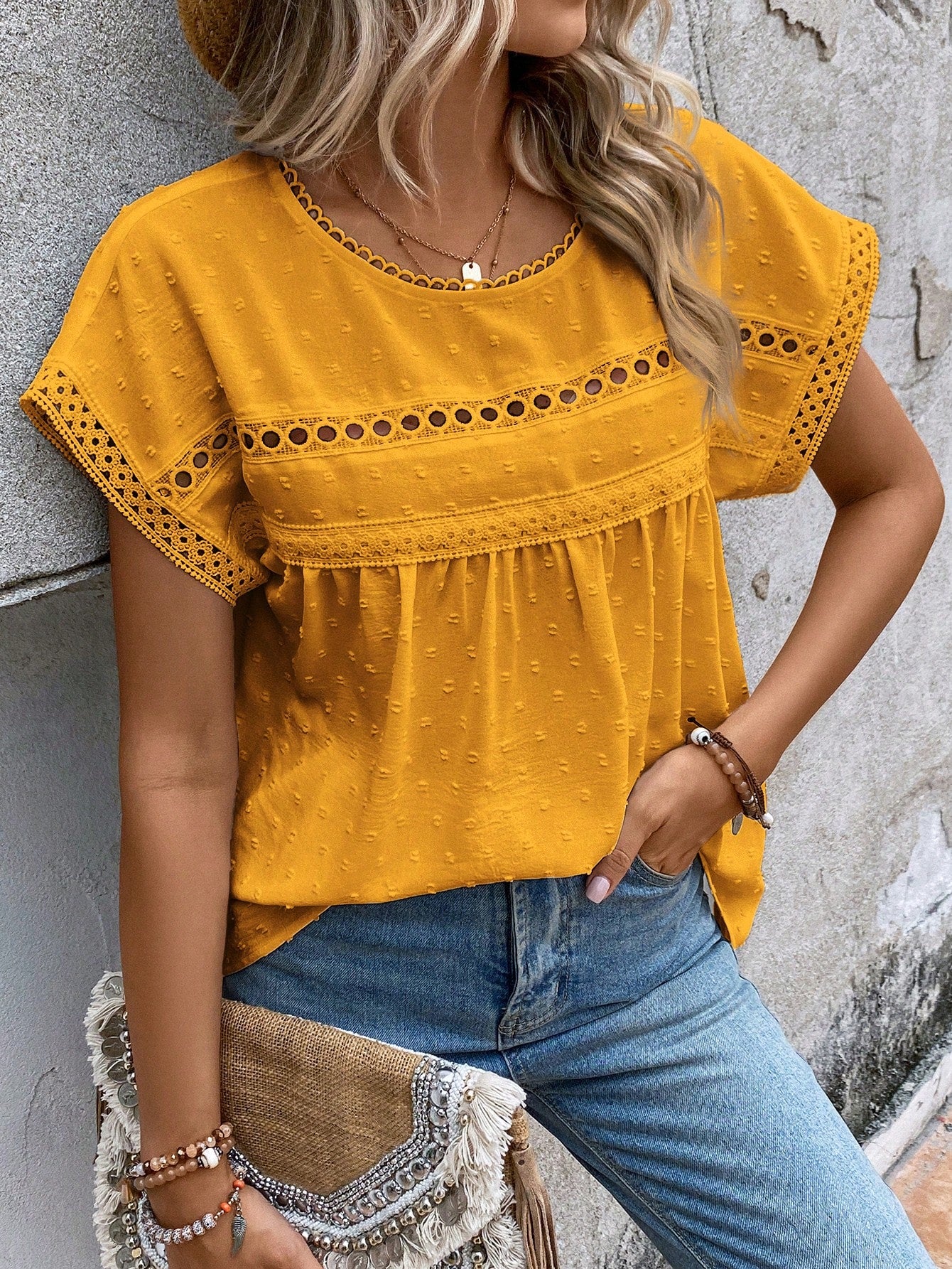 Blusa com Ponto Suíço e Renda