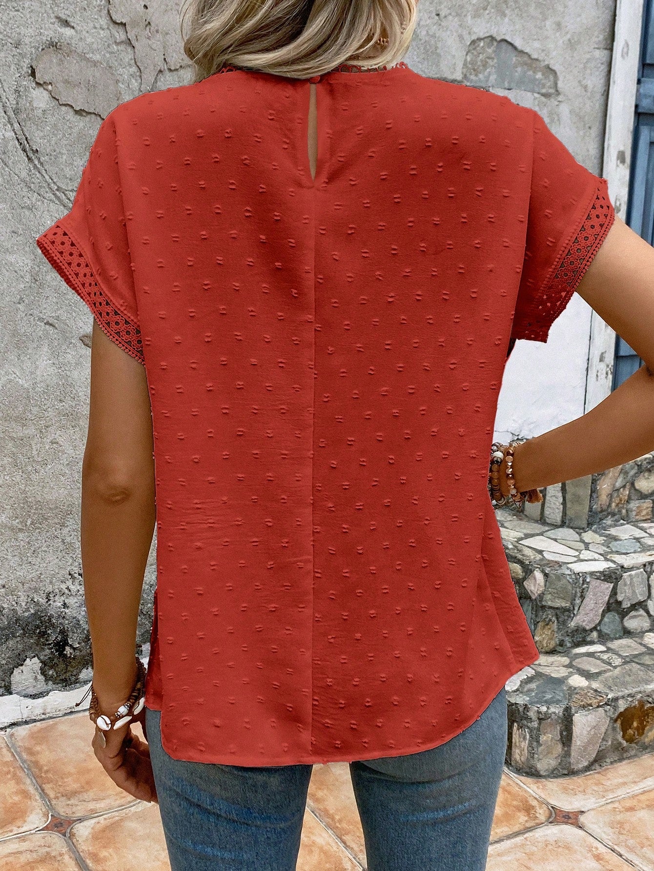 Blusa com Ponto Suíço e Renda