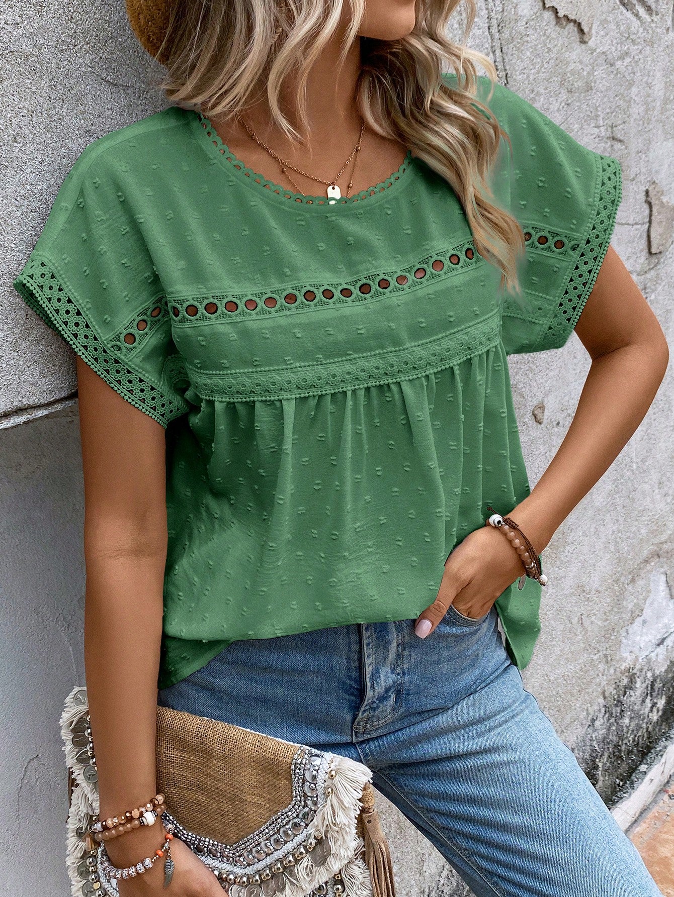 Blusa com Ponto Suíço e Renda