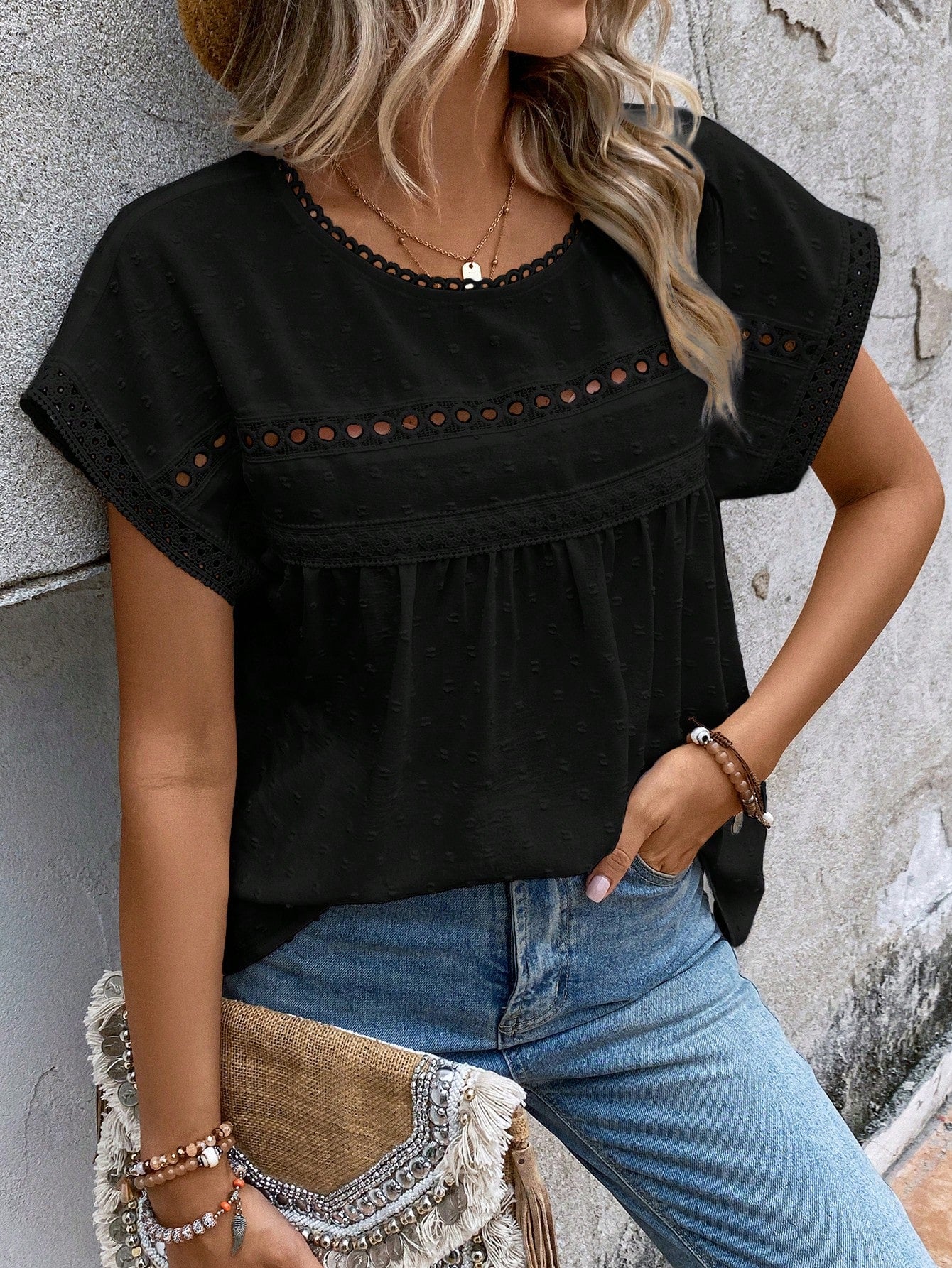 Blusa com Ponto Suíço e Renda