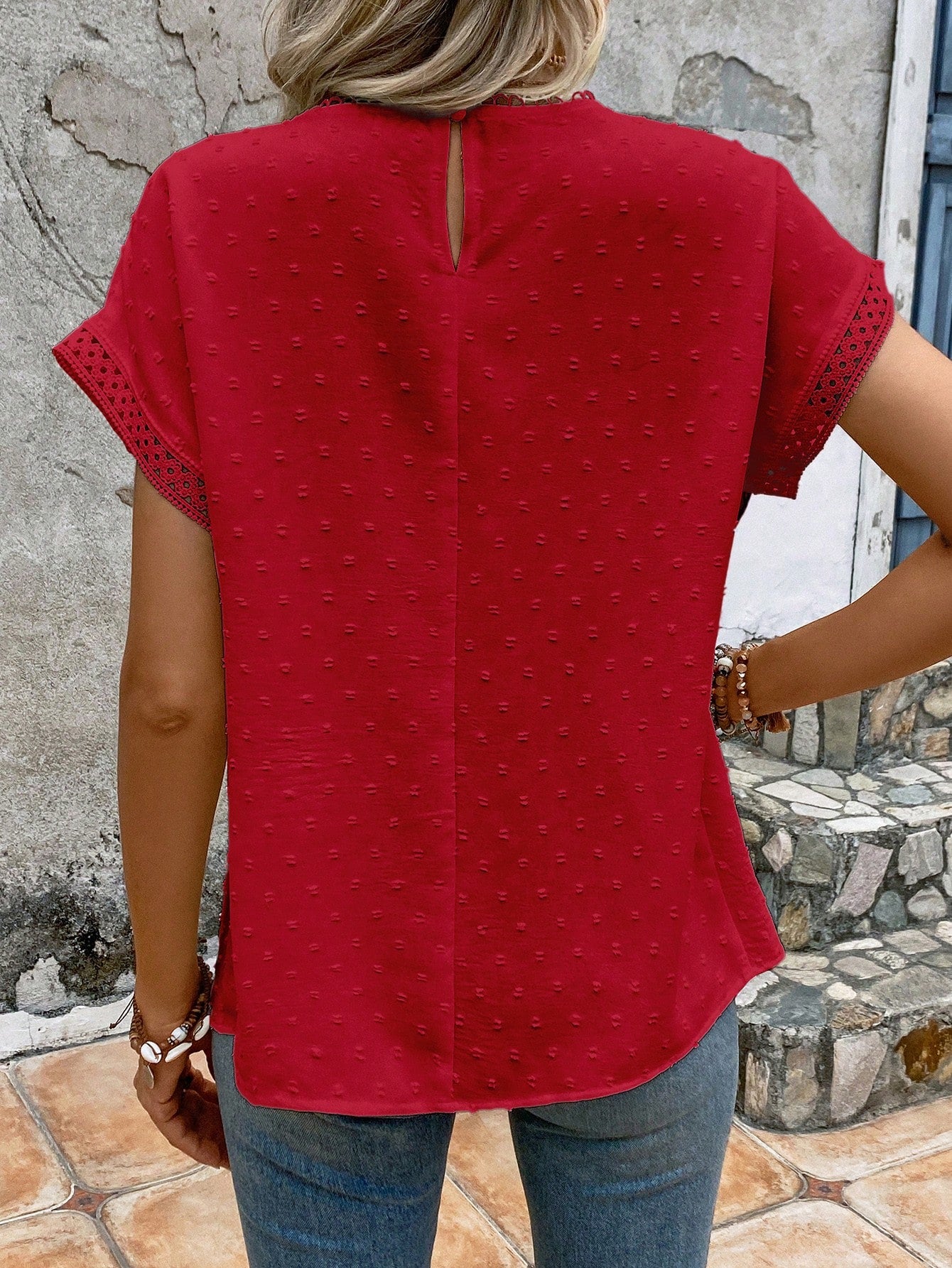 Blusa com Ponto Suíço e Renda