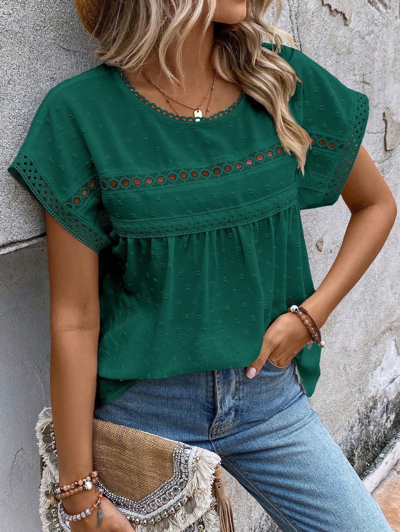 Blusa com Ponto Suíço e Renda