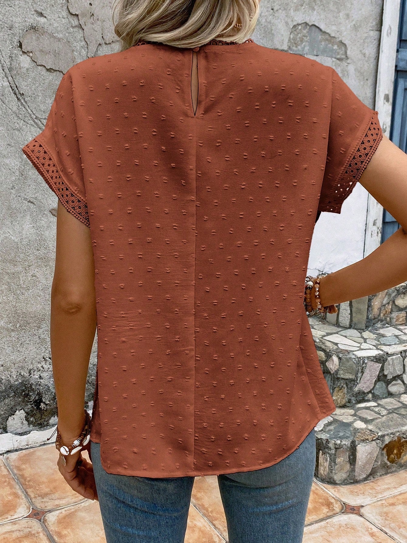 Blusa com Ponto Suíço e Renda